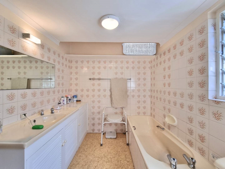 4 Bedroom Property for Sale in Westcliff Western Cape